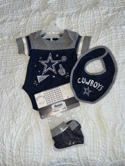 Dallas Cowboys Baby One-Piece 0-3 Months NFL Infant Creeper /Bib And Booties
