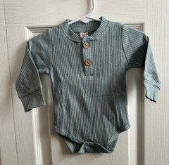 NWOT, Baby Two-Piece Green with Buttons, Size 3-6mo, No Brand Name, Bow on Pants