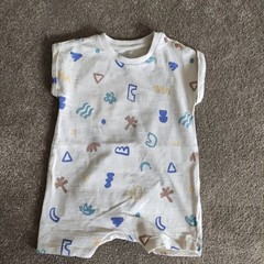 M & S BABY BOYS ROMPER SUIT SIZE 3 – 6 MTHS Cream with Colourful Pattern VGC