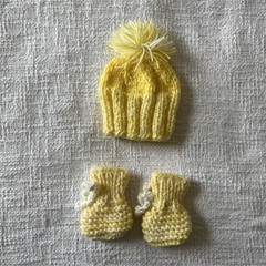 Yellow Knit Baby Layette Set Pom-Pom Hat & Booties Newborn 2-Piece Fall/Winter